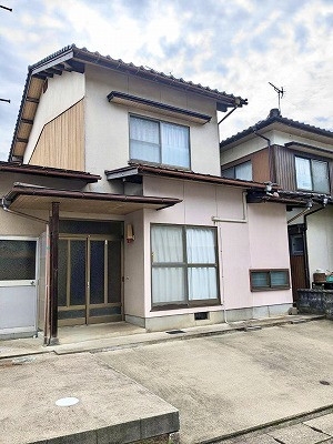 落ち着いた街並みに馴染む穏やかな住まい