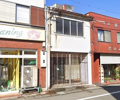 「商店街に佇むレトロな店舗付き住居」