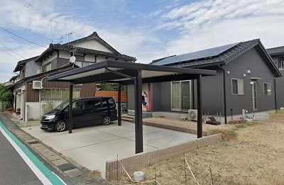 スタイリッシュなカーポート付きの現代住宅