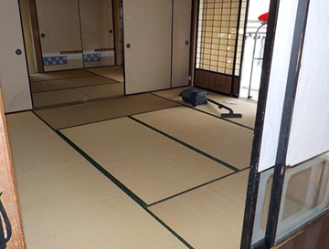 続き間でくつろぐ伝統的な和室