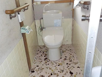 手すり付きの安心トイレ空間