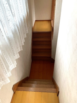明るい窓付き階段