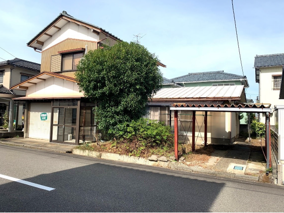 温かみのある二階建ての住まい