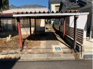 ゆとりのあるカーポート付き駐車スペース
