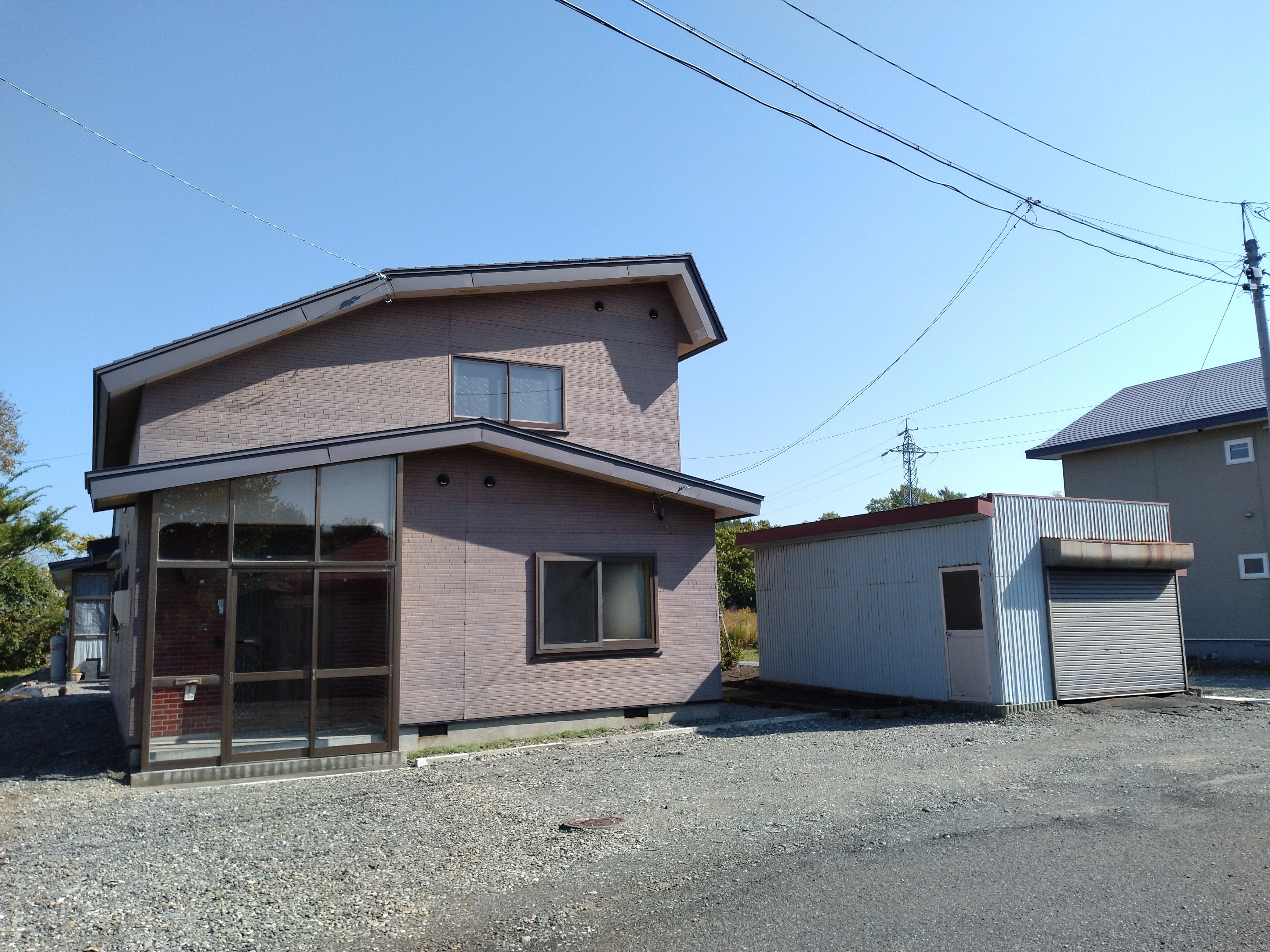 広々とした庭と堂々たる外観