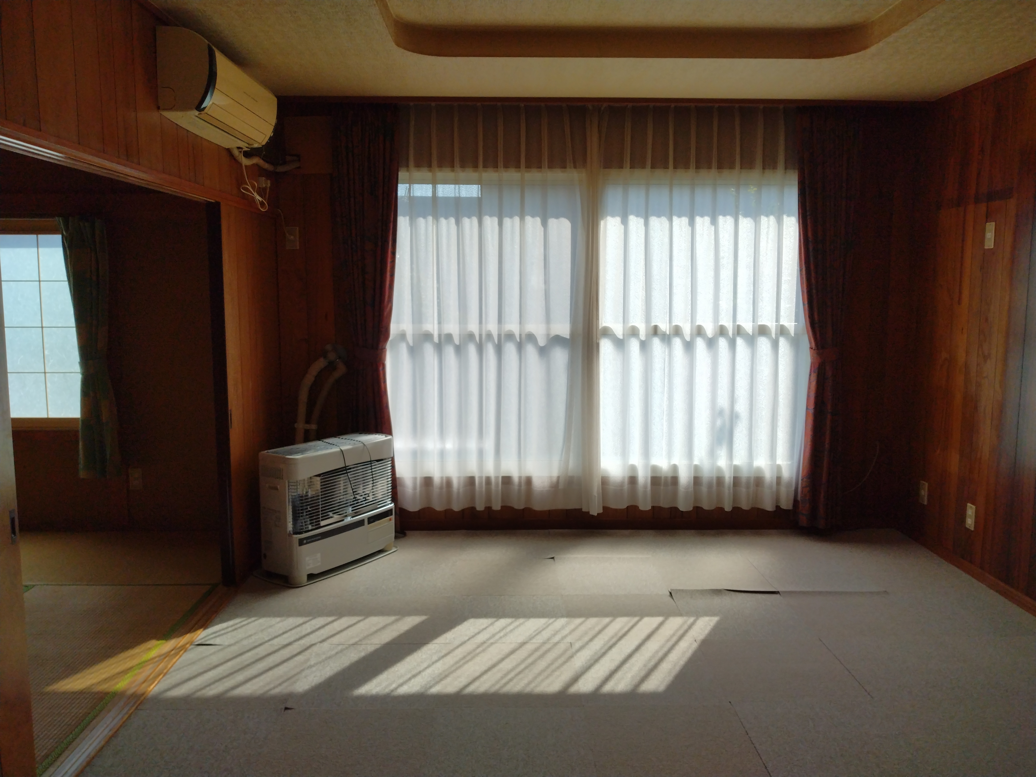 大きな窓が魅力の明るい洋室