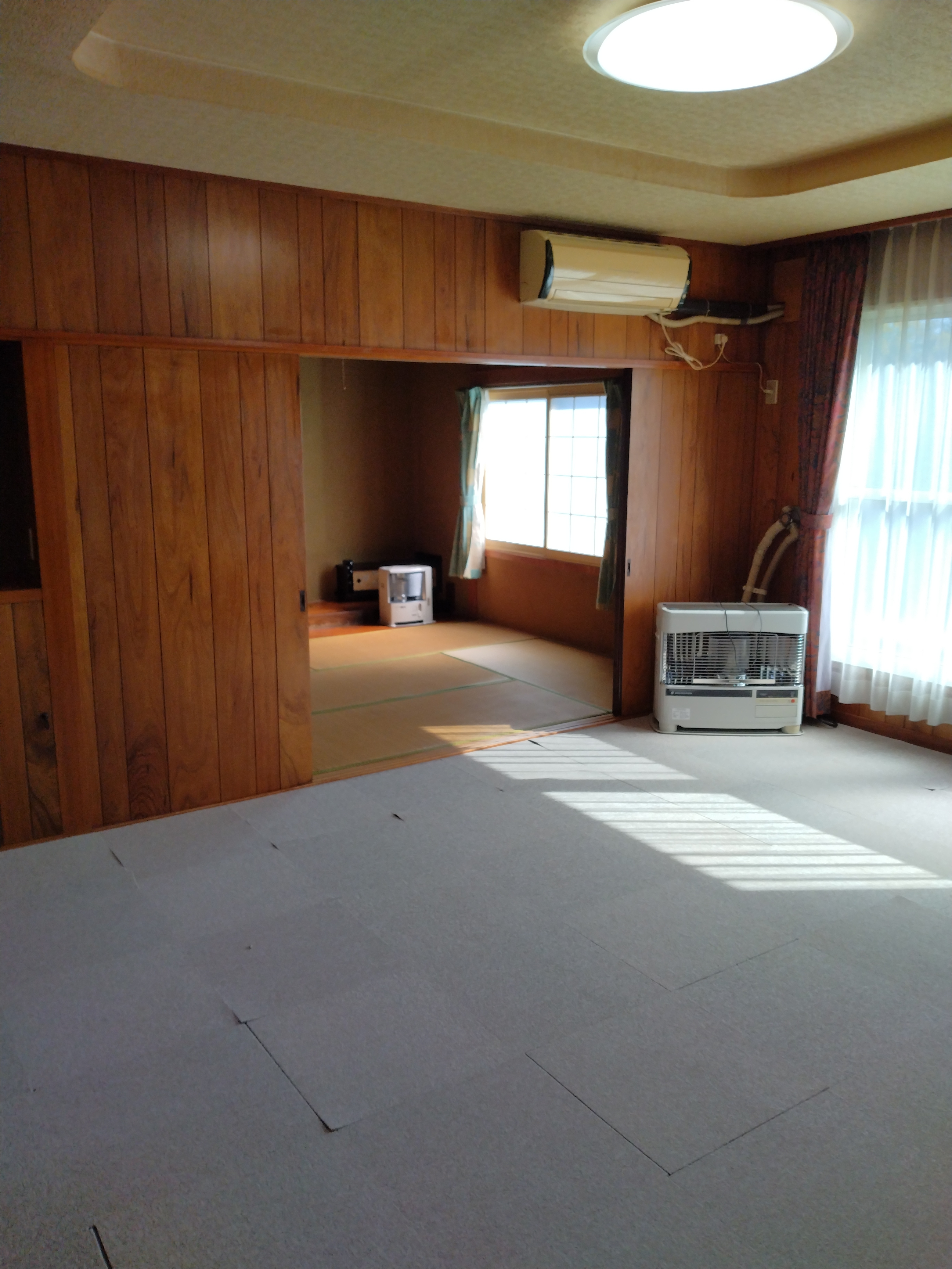 家族が集える広々とした洋室
