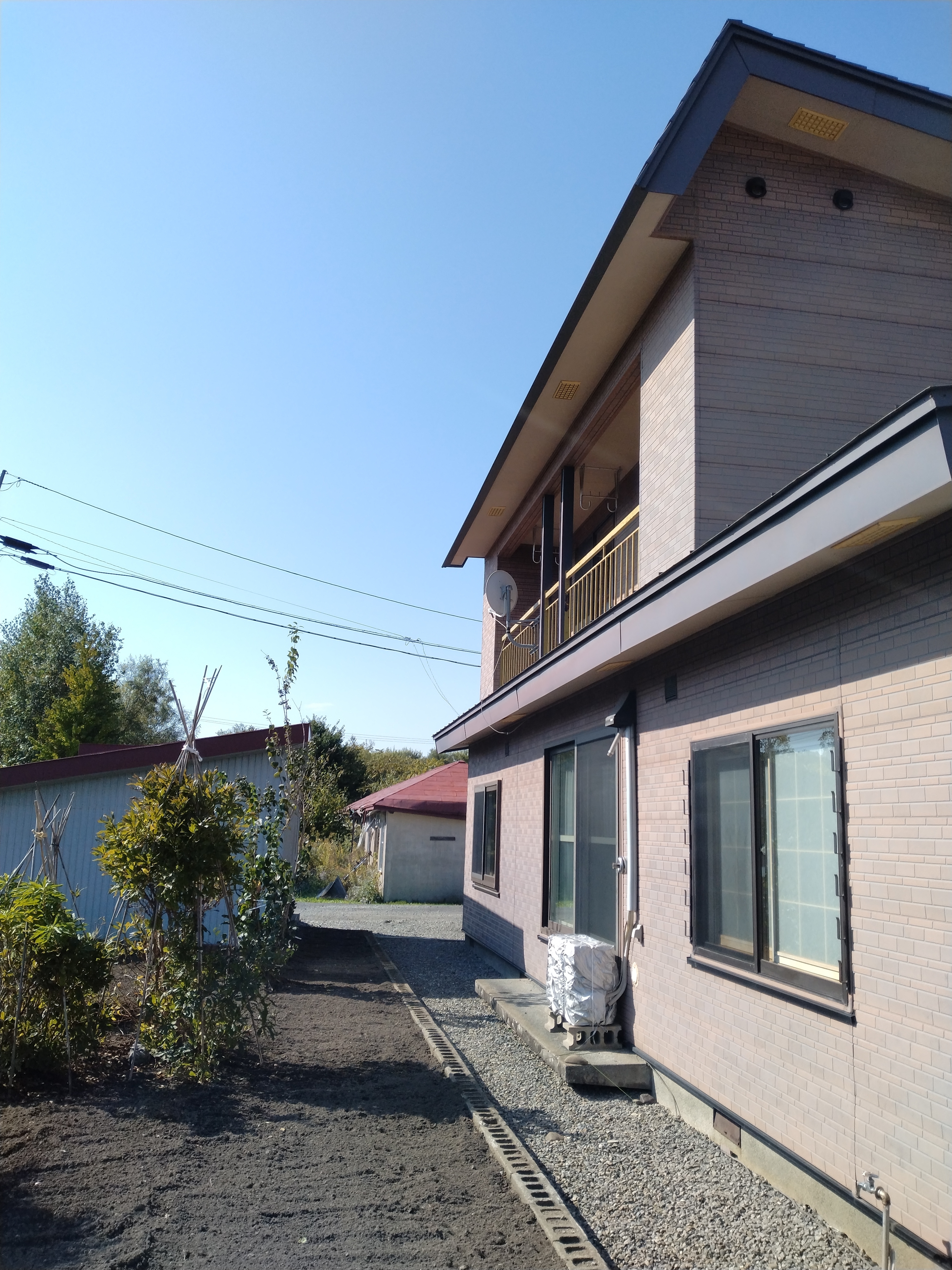 落ち着いた周辺環境の横顔