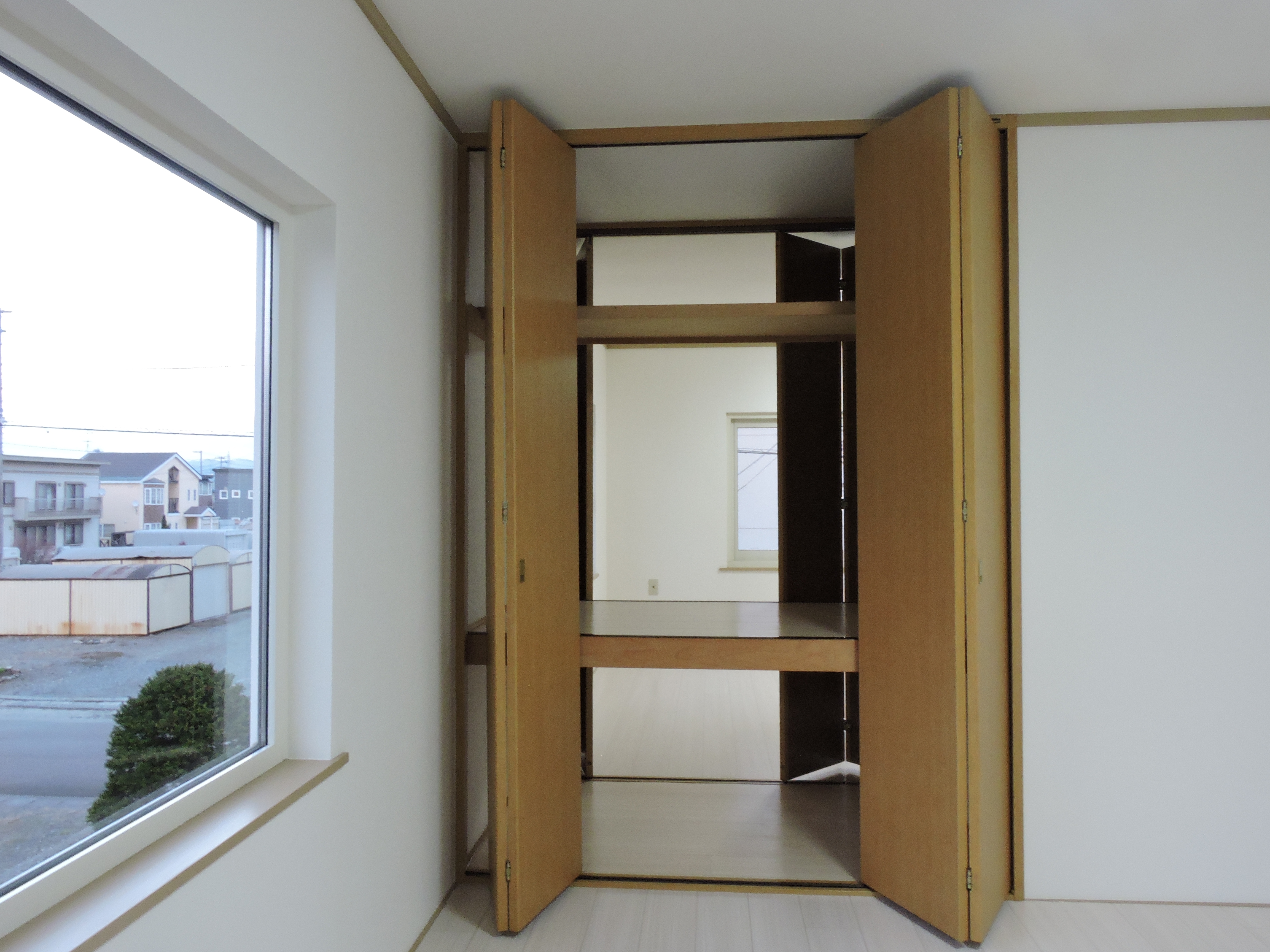 窓付きの明るい収納エリア