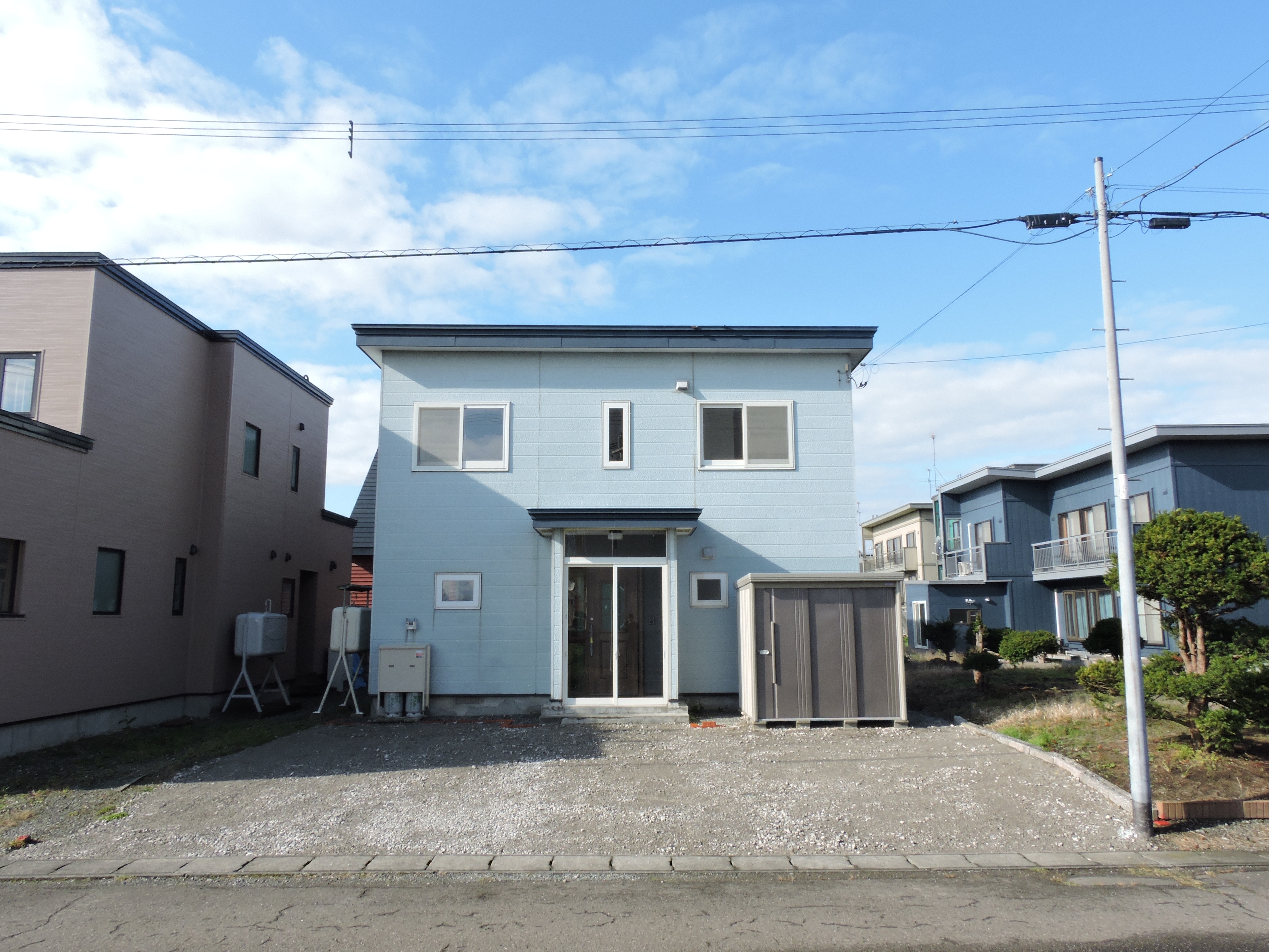 明るい青の外観が目を引く住まい