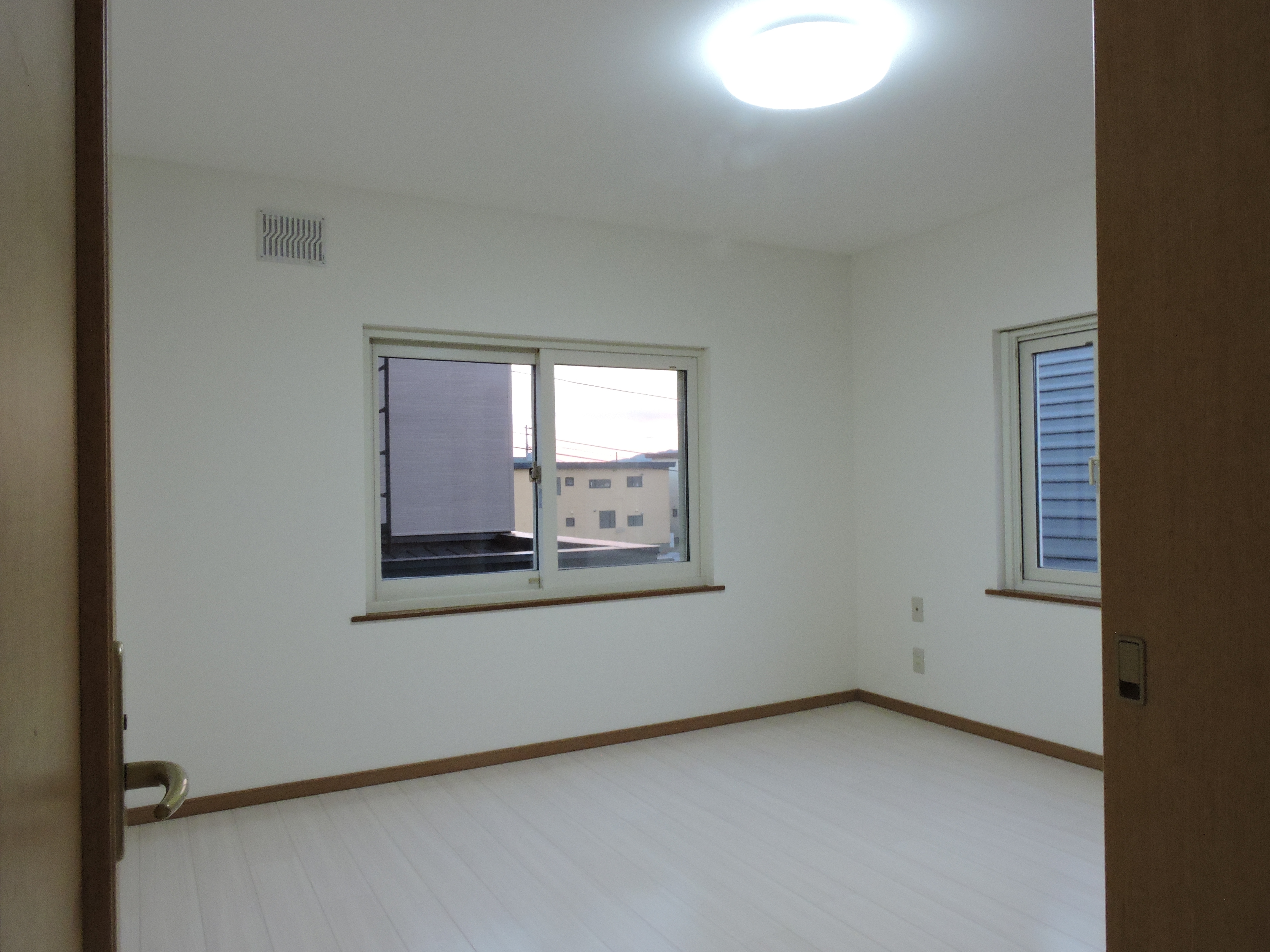 シンプルな明るい個室