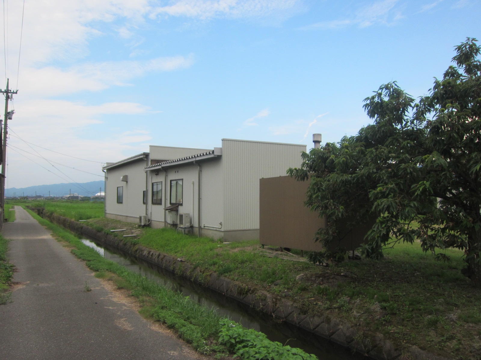 広がる田園風景と共に佇む倉庫付き物件