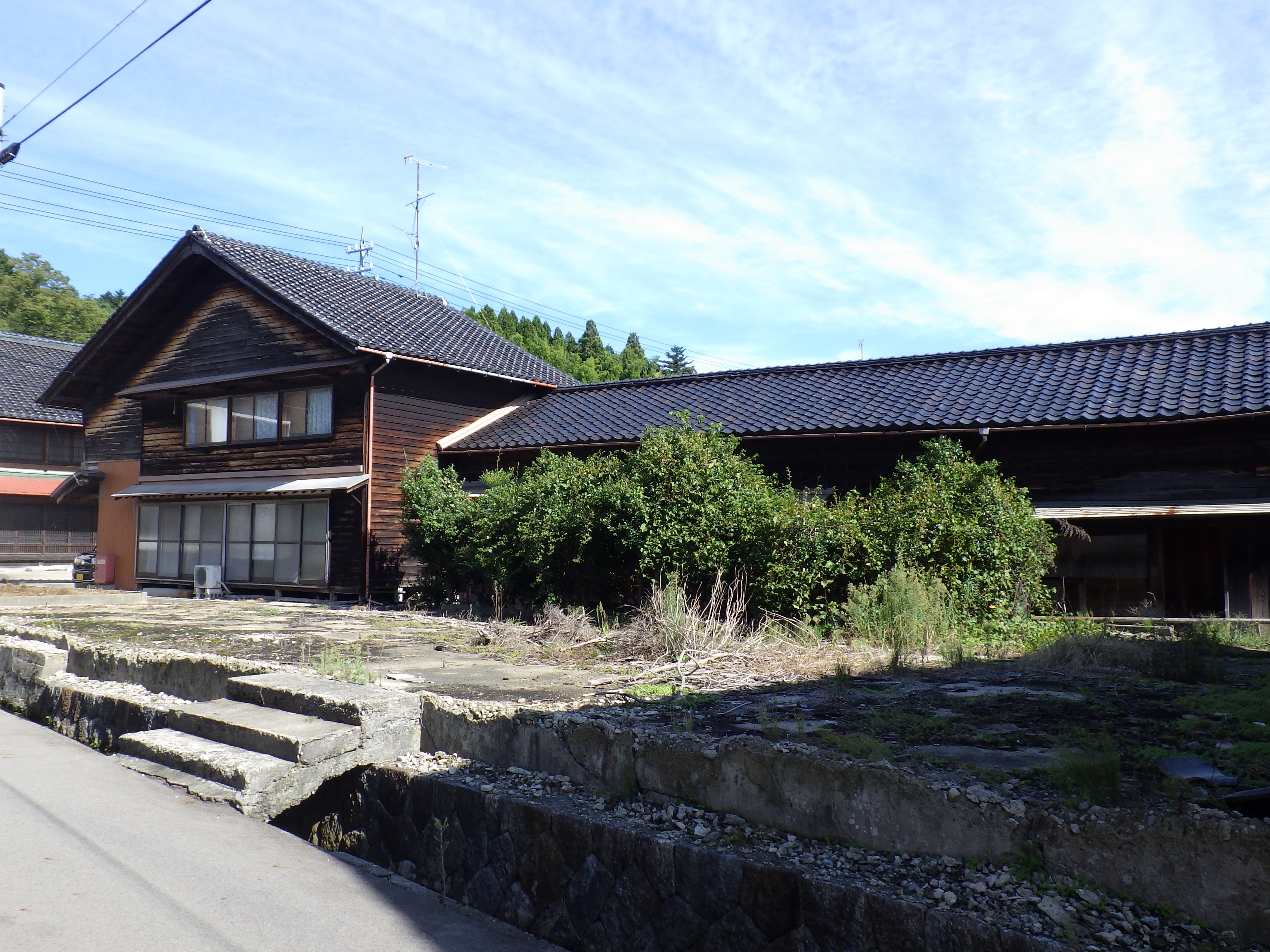 広々とした敷地の古民家と納屋