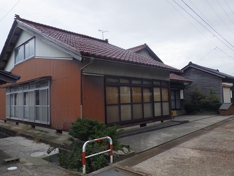 広々とした敷地と駐車スペース