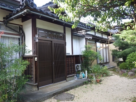 広々とした敷地で、多用途に活用できる住まい