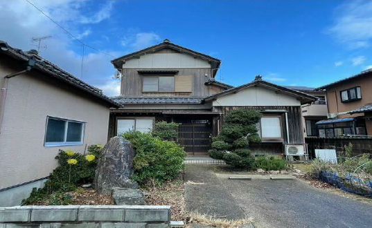 和の趣を感じる、庭付き二階建ての住まい