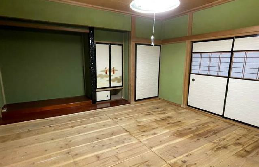 格式ある床の間が残る、落ち着いた和室