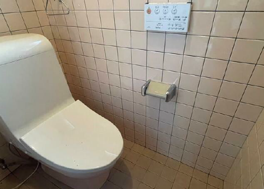 温水洗浄便座付きで快適なトイレ空間