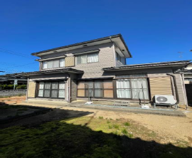 青空に映える二階建ての住まい