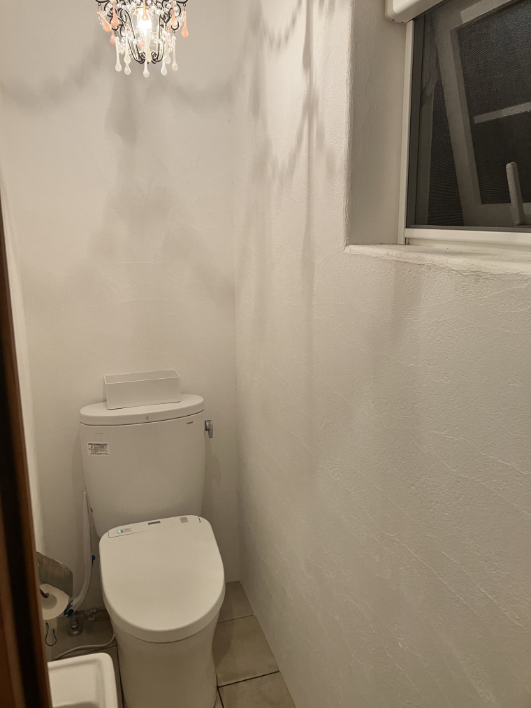 シャンデリアが彩るおしゃれなトイレ空間
