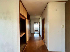 開放感のあるゆったりとした廊下