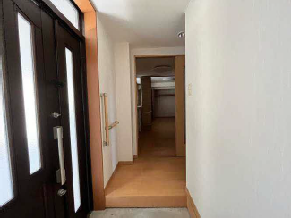 温かみのある玄関スペース