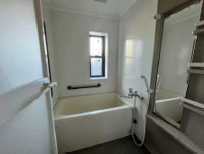 明るく清潔感のあるバスルーム