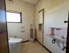 ゆとりのある広めのトイレ