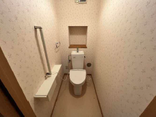 清潔感のあるシンプルなトイレ