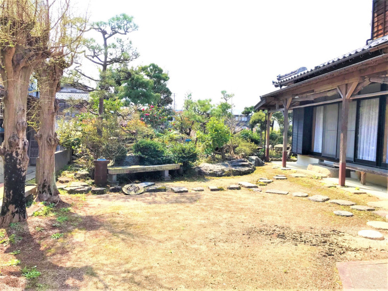 手入れされた和風庭園