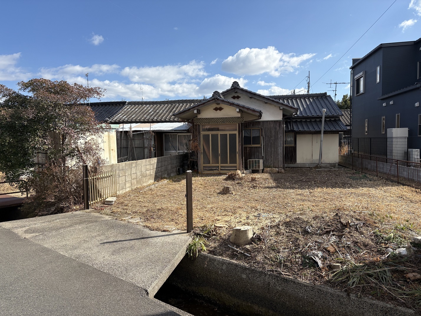 風情ある門構えの古民家
