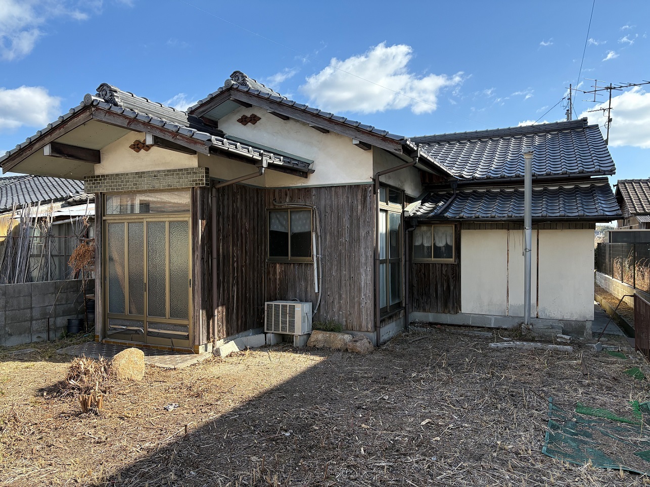 庭から望む主屋の全景