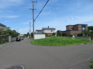 小学校まで徒歩約3分、中学校まで徒歩約9分と通学に安心の好立地_3
