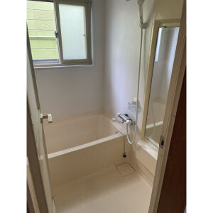 窓付きで光が差し込む浴室