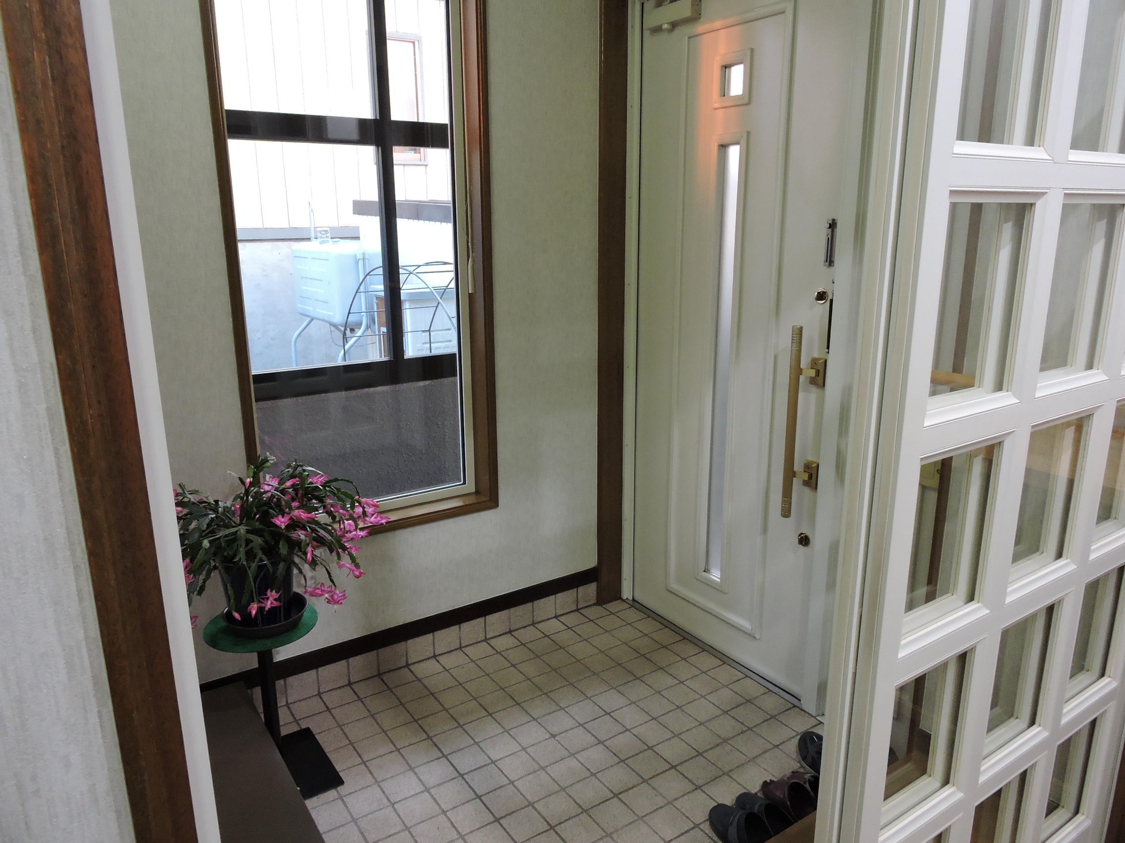 窓付きで快適な玄関