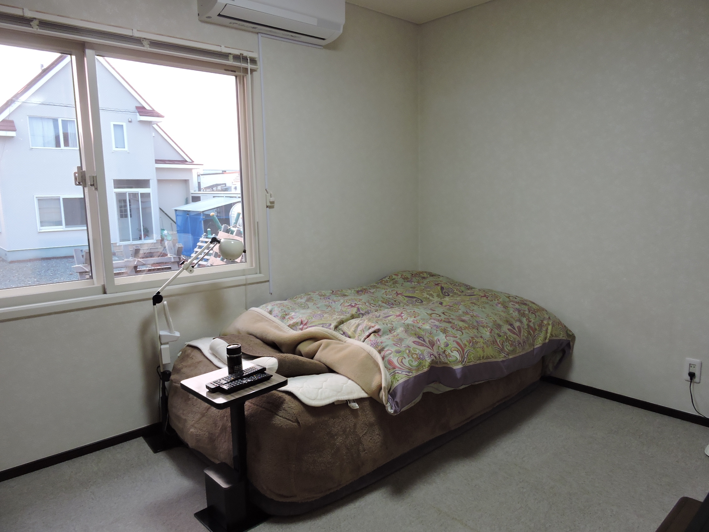 エアコン付きの落ち着いた寝室