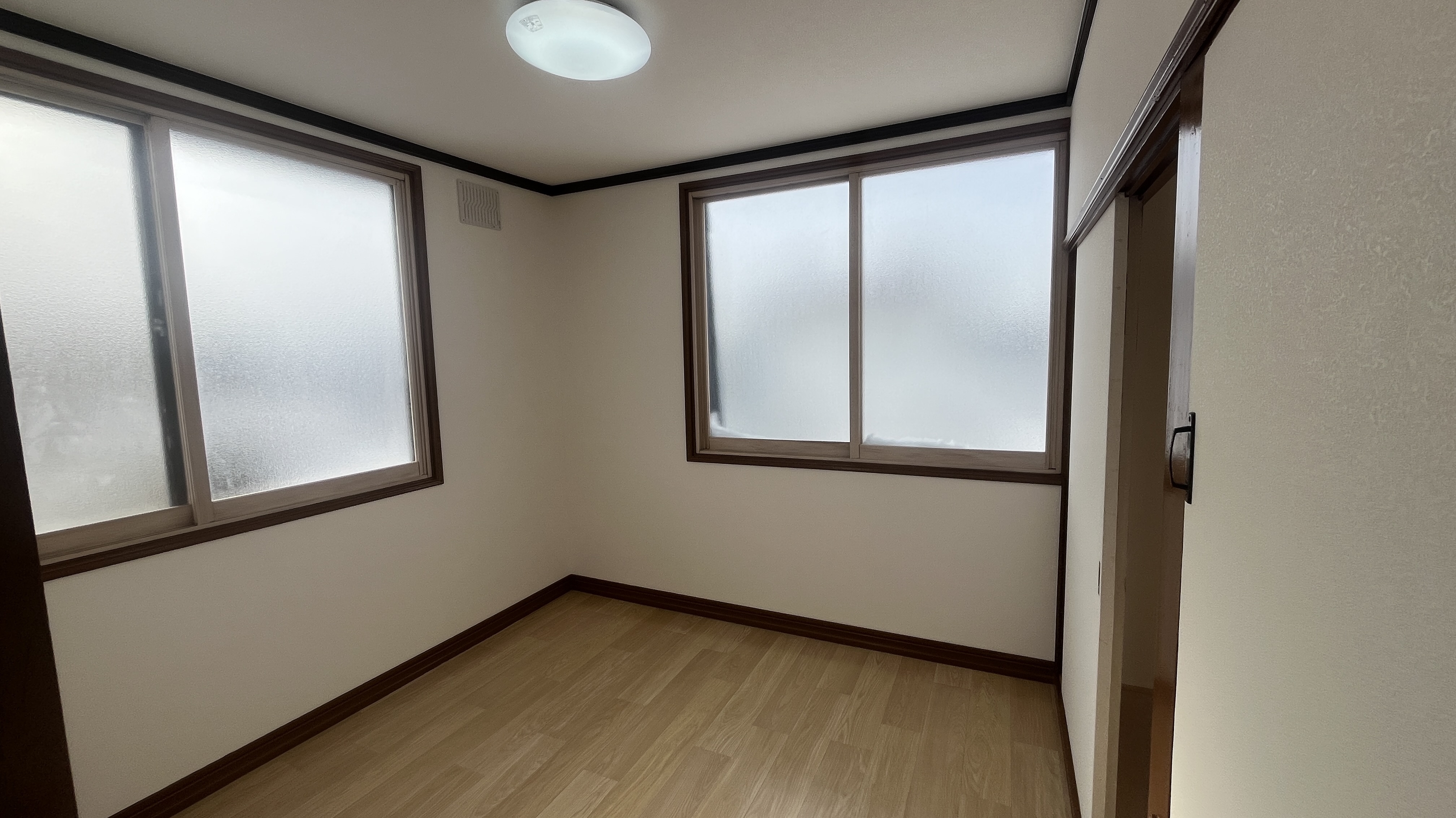 明るくコンパクトな収納付き部屋