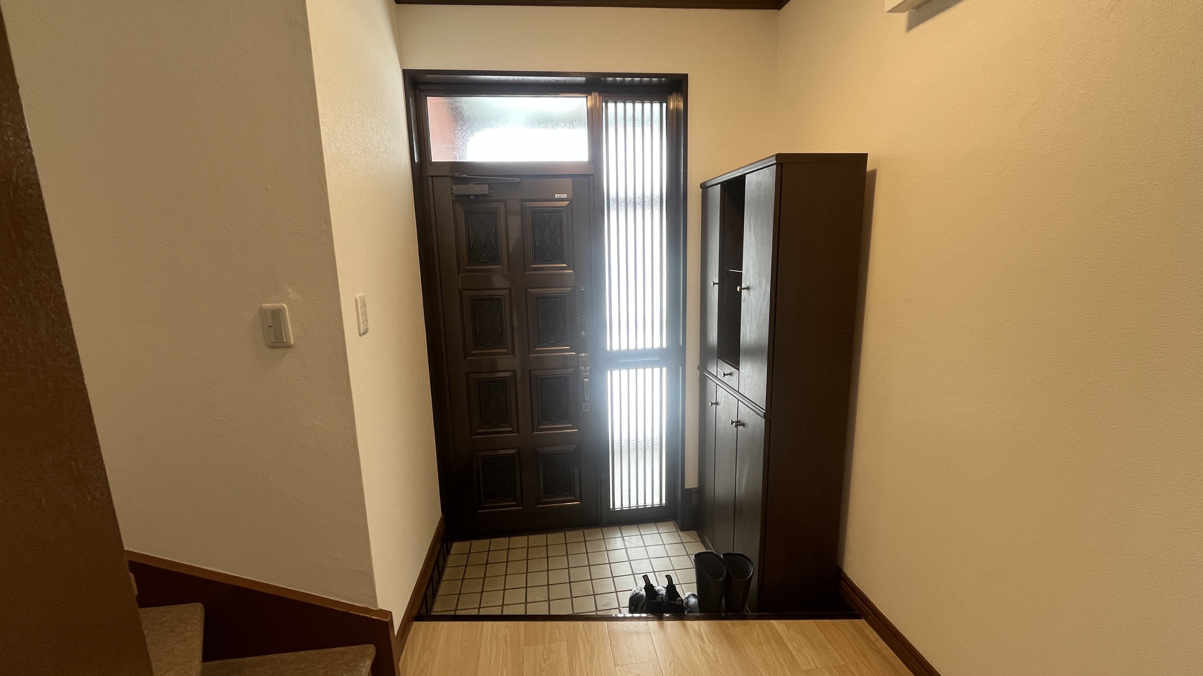 コンパクトで機能的な玄関スペース