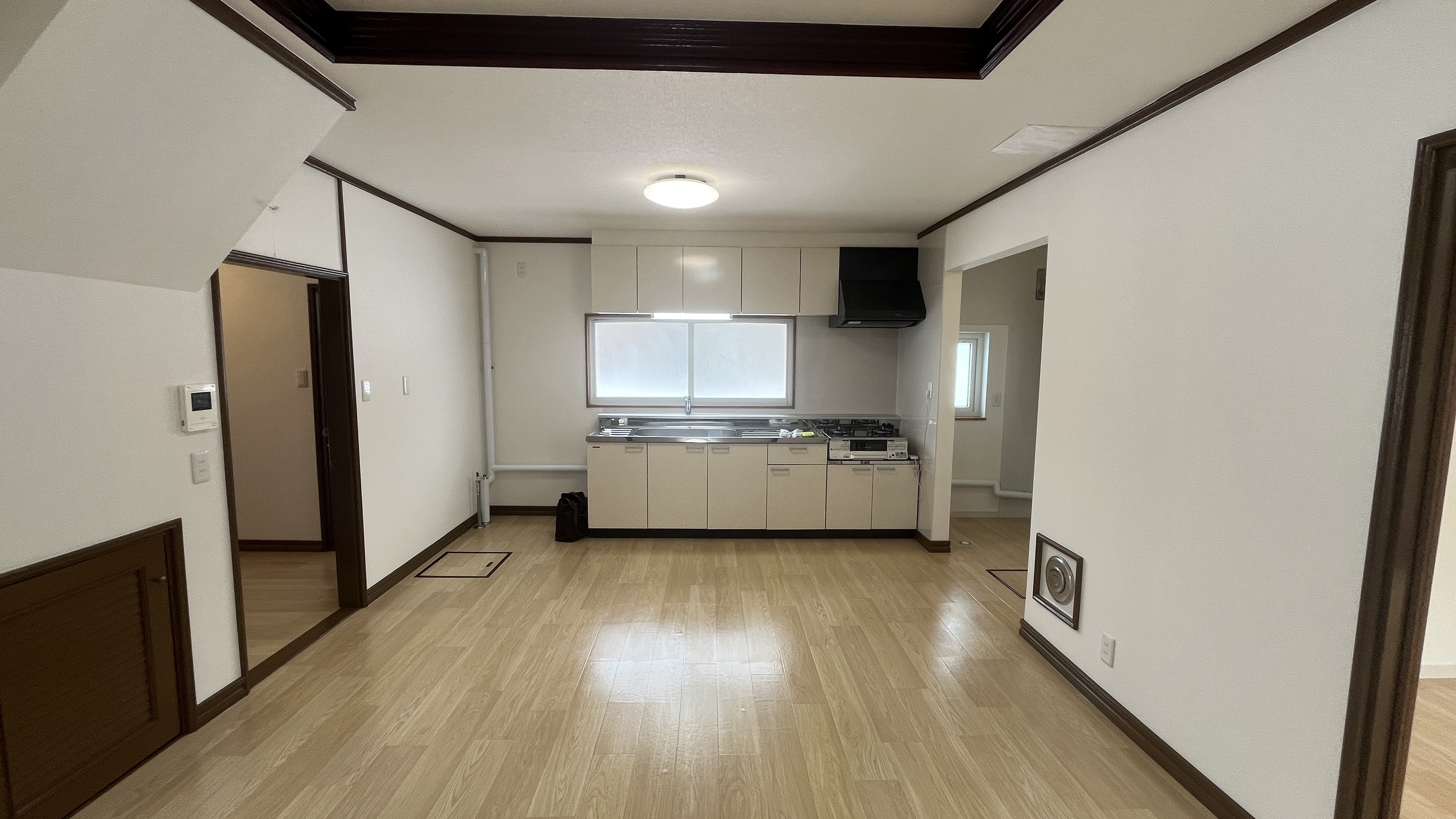 ナチュラルカラーの開放感あるキッチン