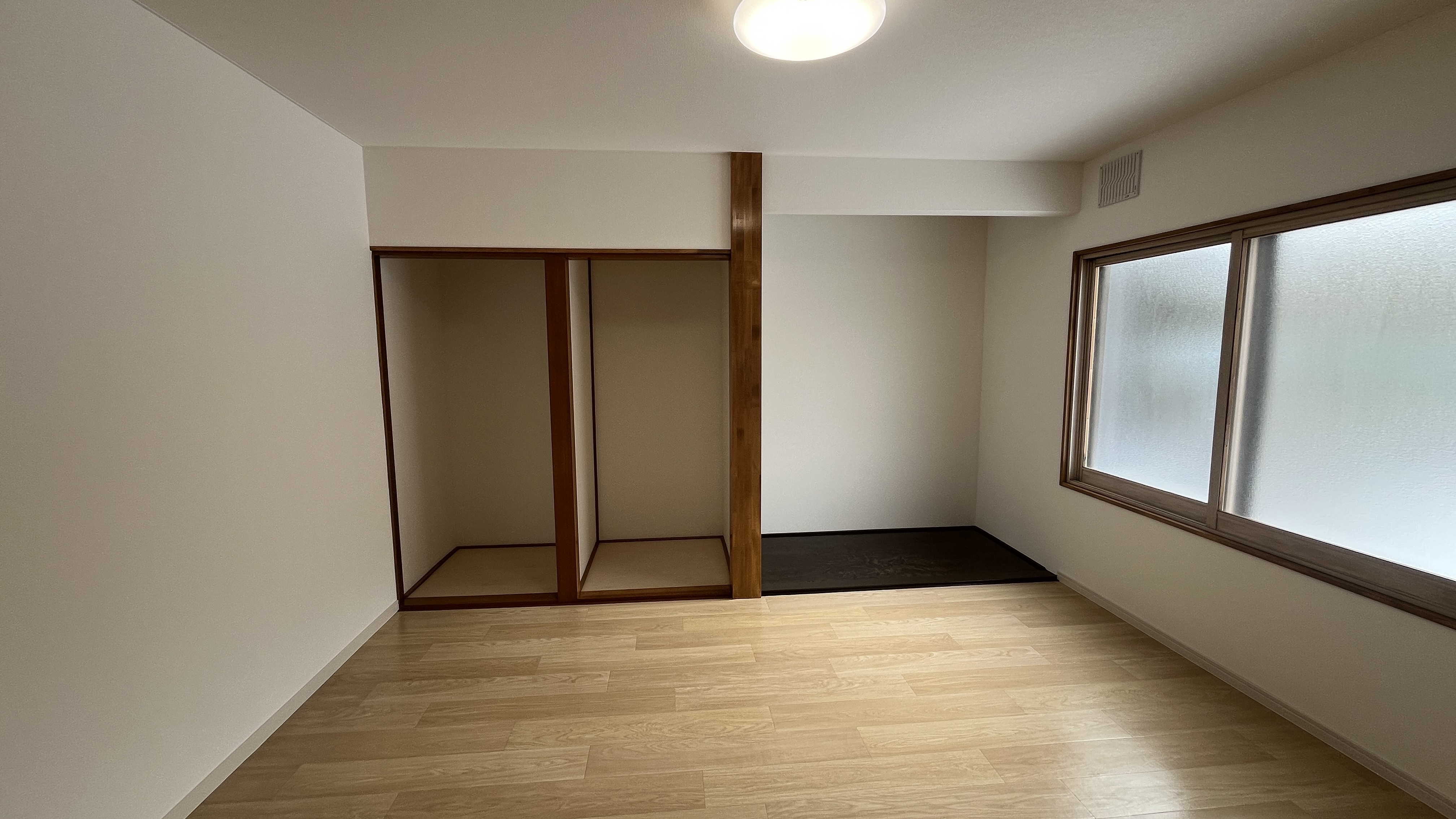 清潔感のある広々とした洋室