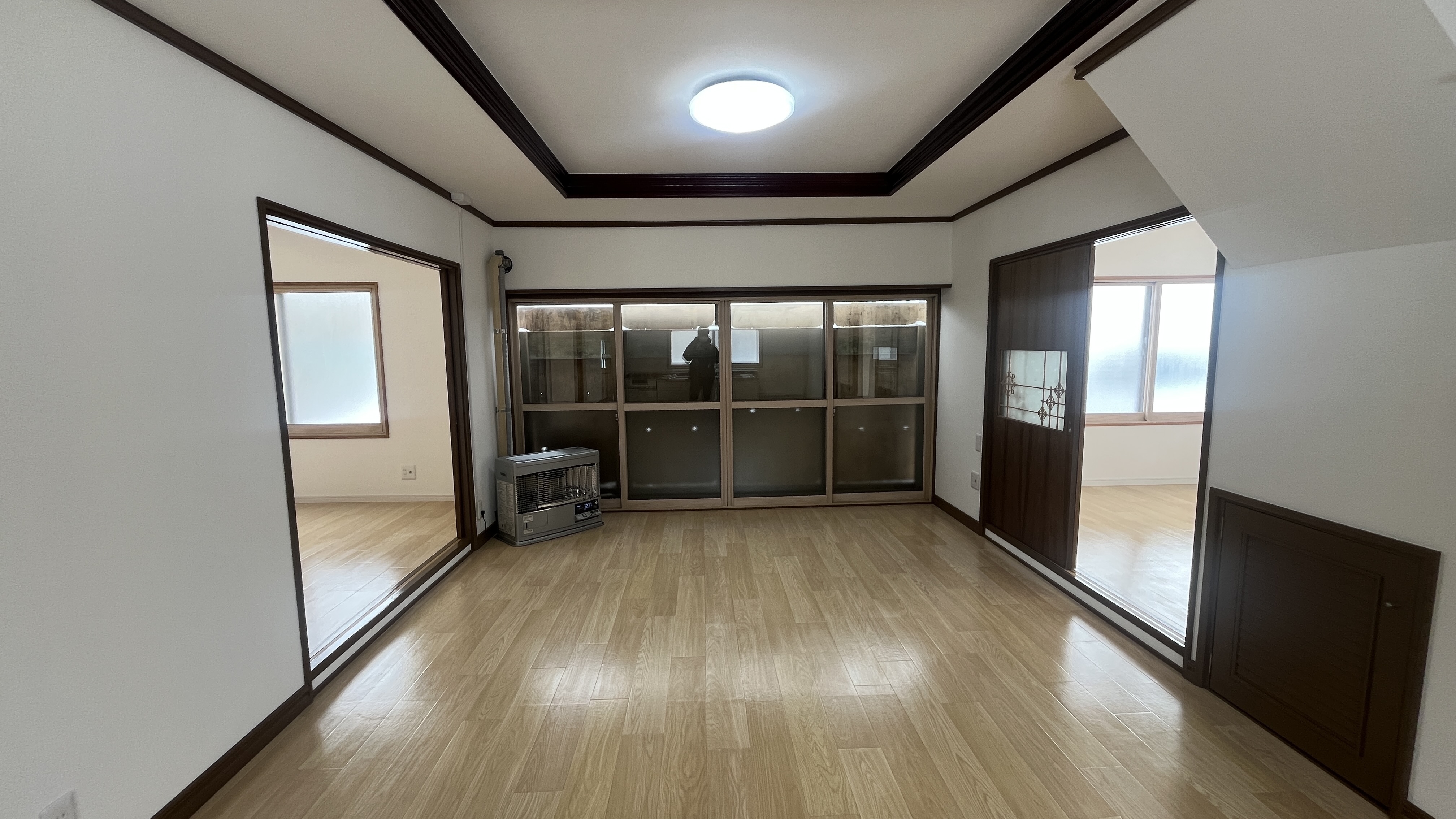 明るく広々としたリビングルーム