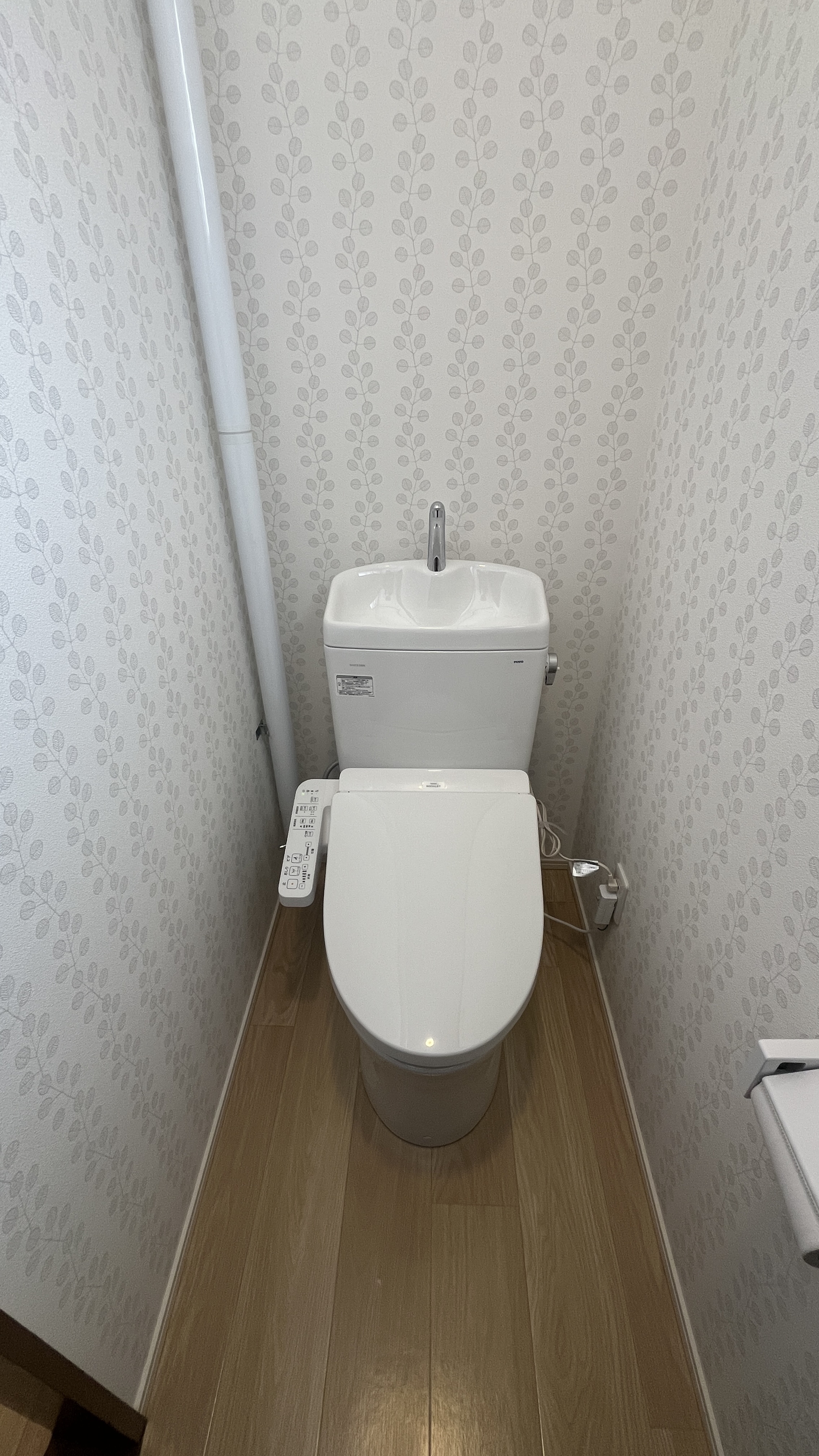 清潔感あふれるシンプルなトイレ