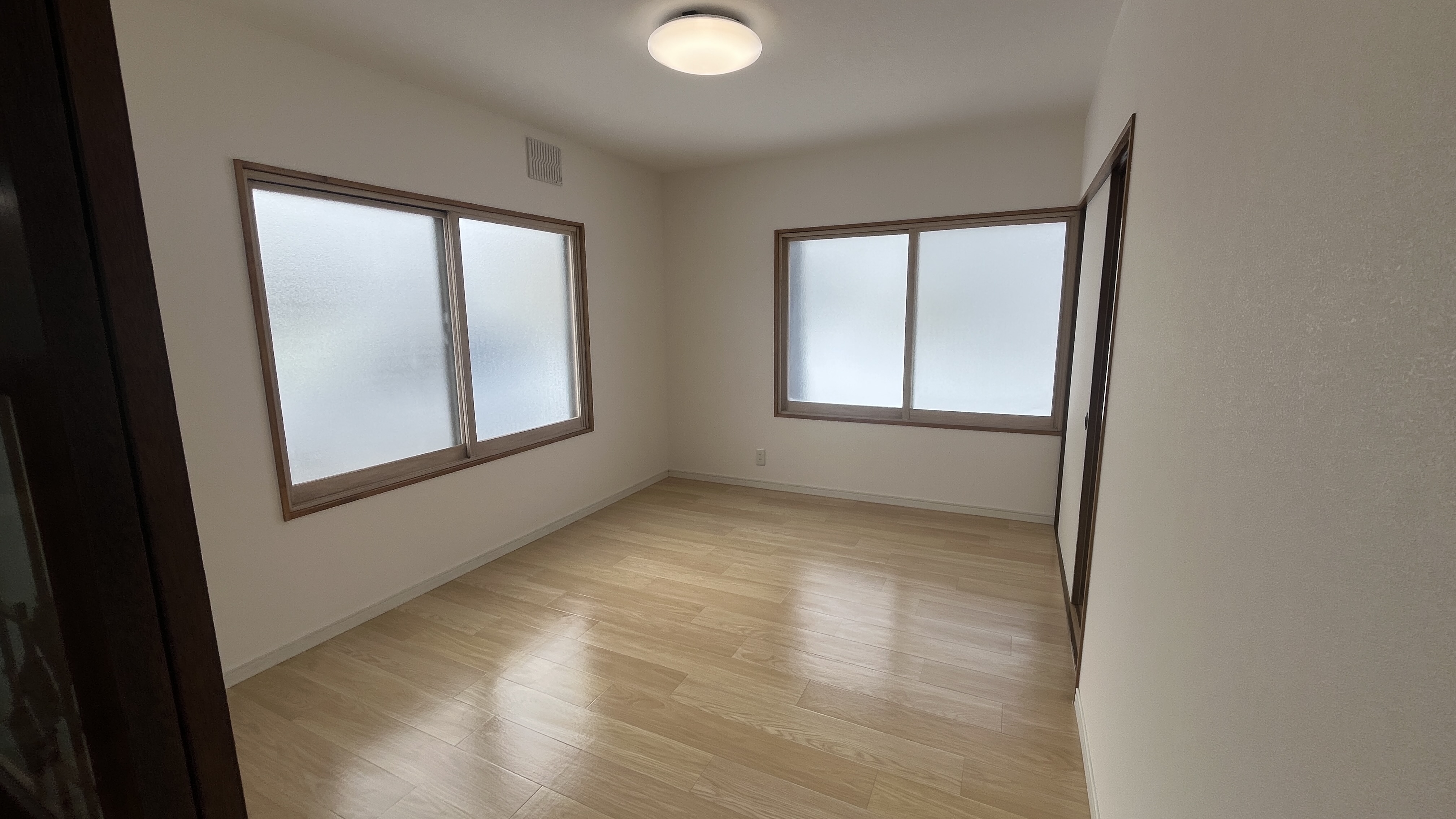 広々としたフローリングと収納付きの洋室