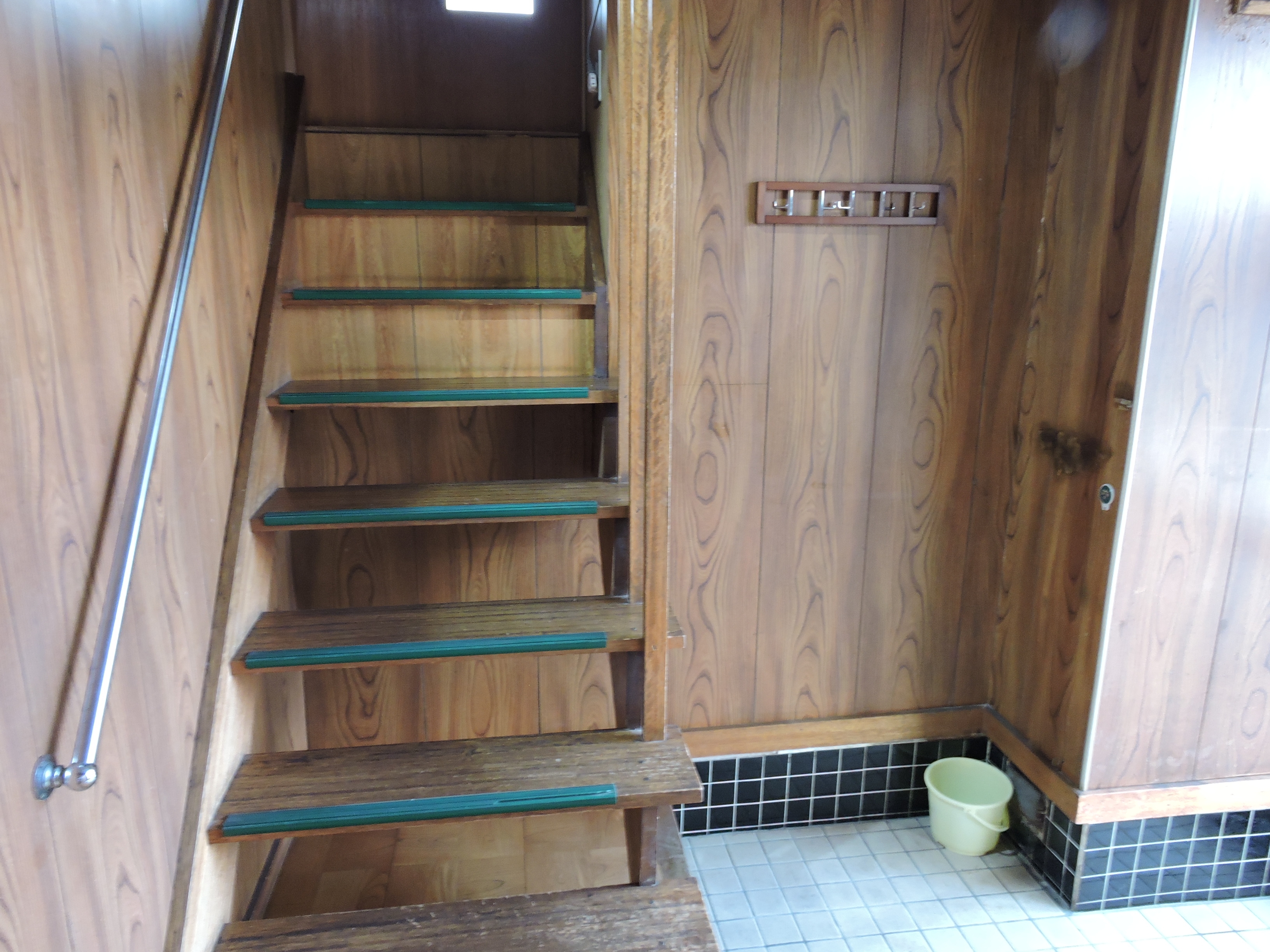 木目調の落ち着いた玄関ホールと階段