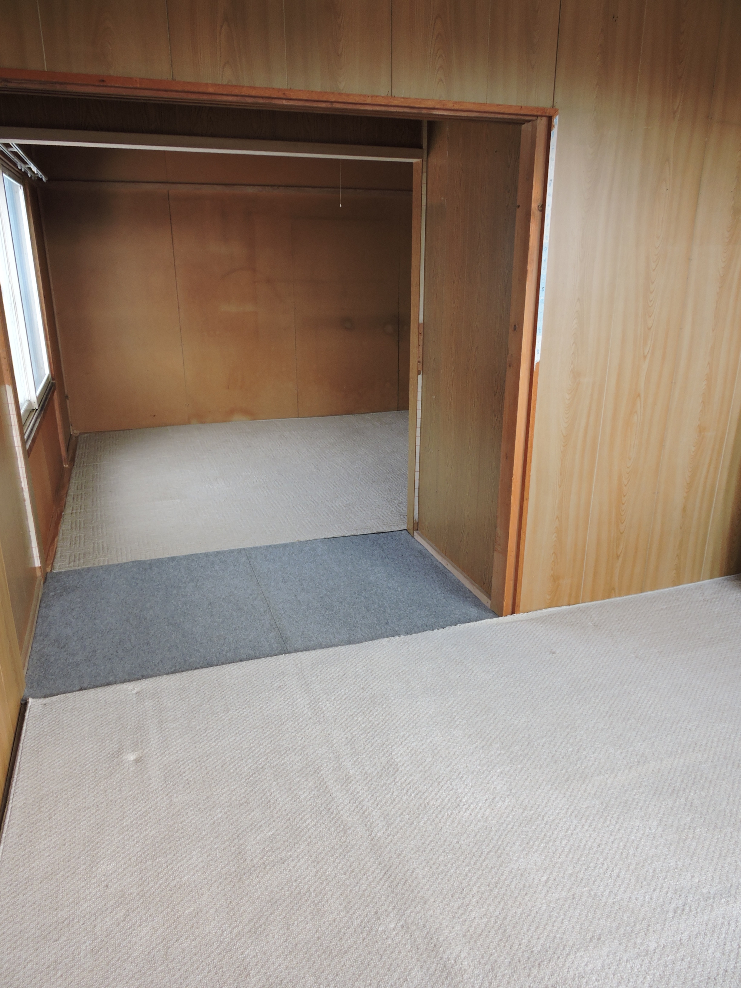 温かみのある木目調の続き間