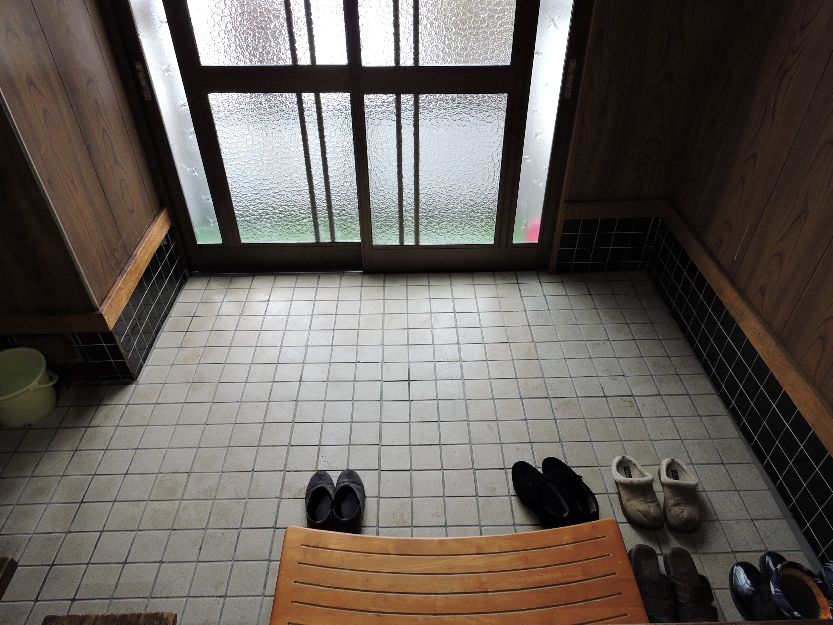 広々としたタイル貼りの玄関