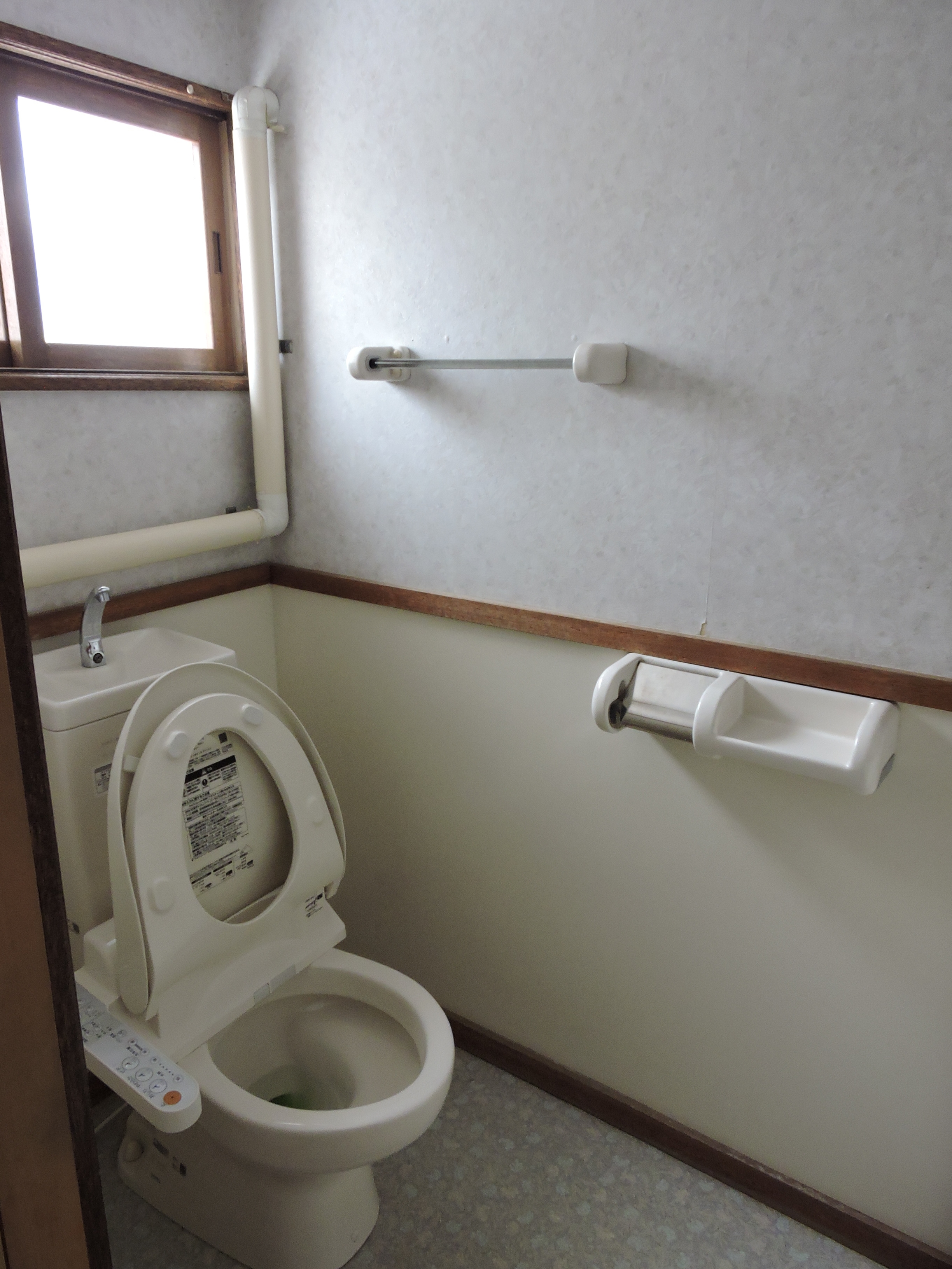 窓付きで明るい清潔なトイレ