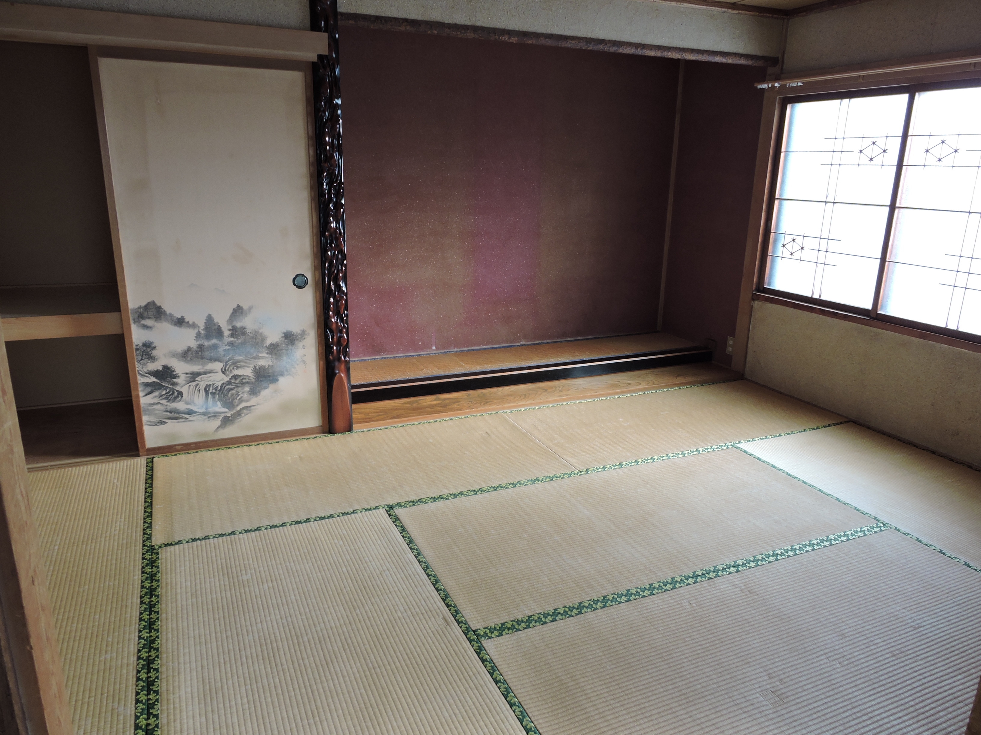 趣ある床の間と山水画の襖が映える和室