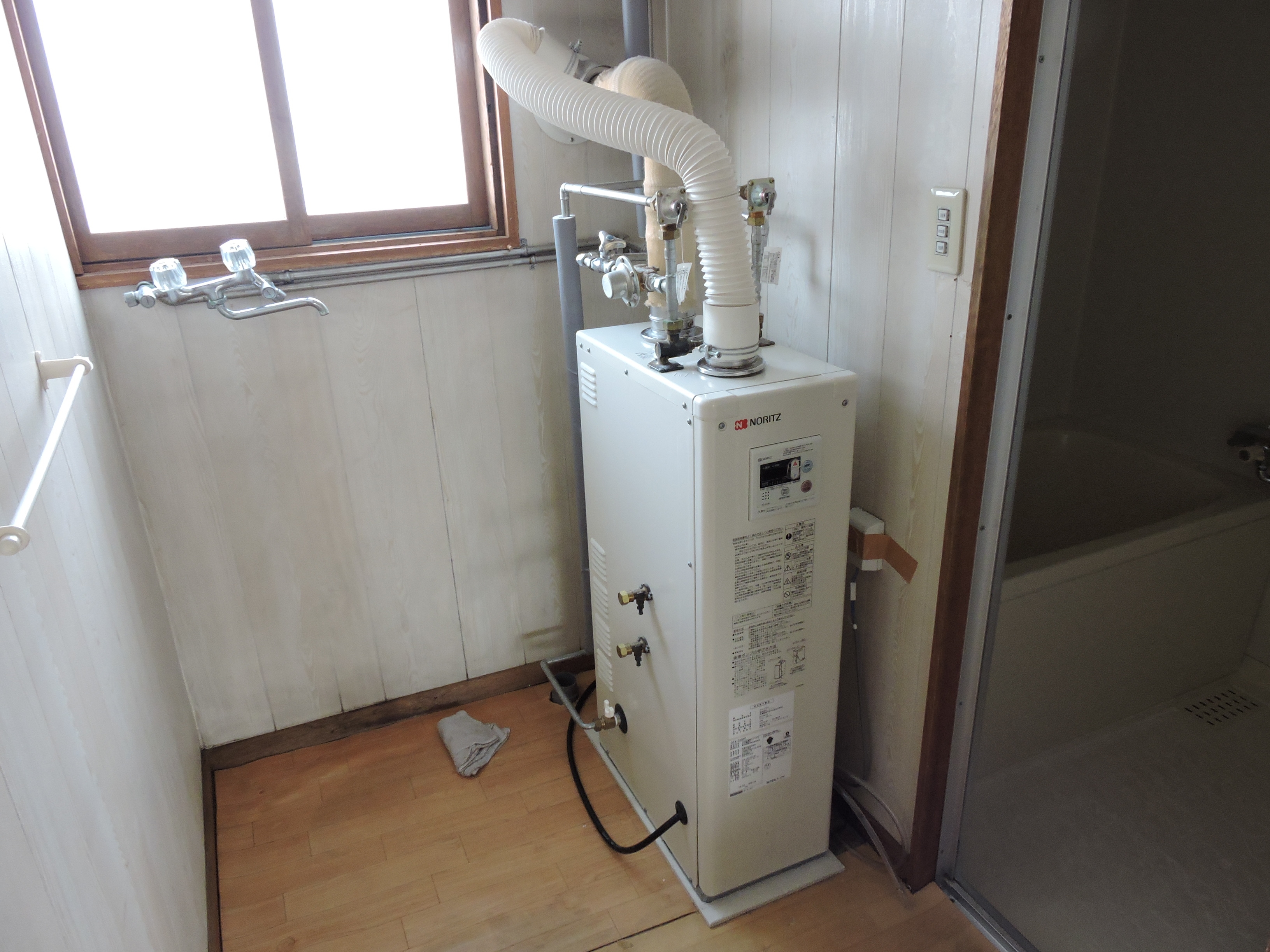 窓付きで明るい脱衣・給湯スペース