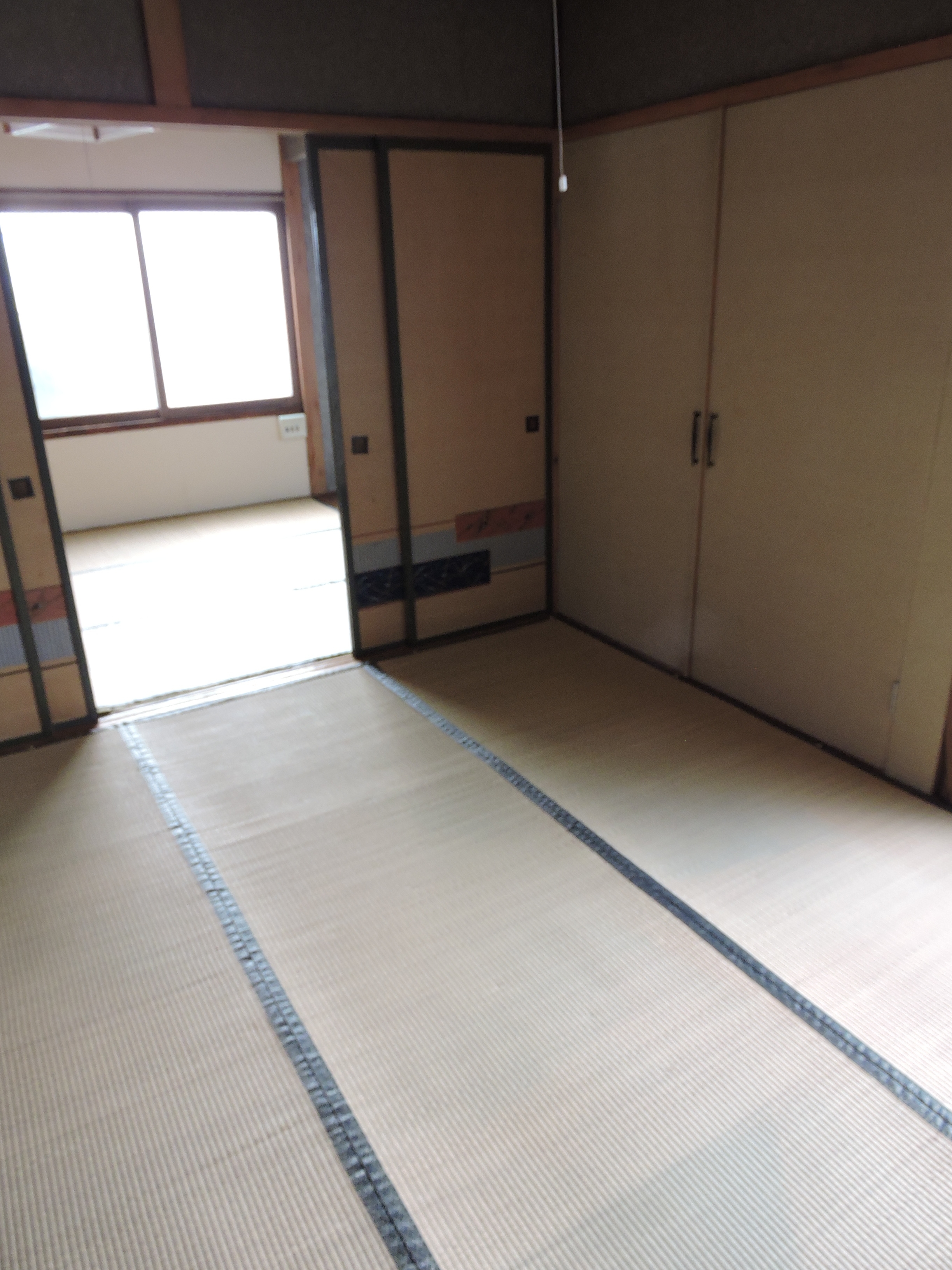 大容量の収納を備えた落ち着いた和室